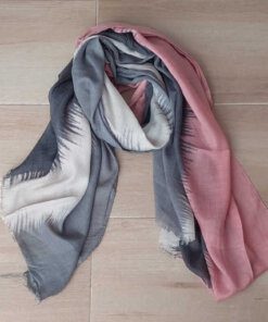 PASHMINA ESTAMPADA DESFLECADA PINCELADA CUATRO COLORES, DETALLE ROSA. 90 X 180 CM.