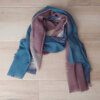 PASHMINA ESTAMPADA DESFLECADA PINCELADA CUATRO COLORES, DETALLE AZUL. 90 X 180 CM.
