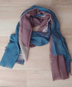 PASHMINA ESTAMPADA DESFLECADA PINCELADA CUATRO COLORES, DETALLE AZUL. 90 X 180 CM.