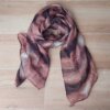 PASHMINA ESTAMPADA MARRÓN Y ROSA VIEJO SIN FLECOS, 80 X 180 CM.