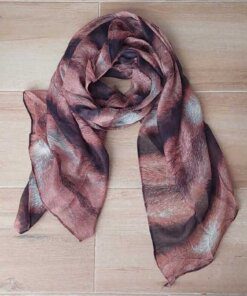 PASHMINA ESTAMPADA MARRÓN Y ROSA VIEJO SIN FLECOS, 80 X 180 CM.