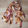 PASHMINA LINEA PESADA DESFLECADA CON CUADRADOS ESTAMPADOS EFECTO GASTADO. 90 X 190 CM.