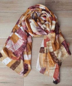 PASHMINA LINEA PESADA DESFLECADA CON CUADRADOS ESTAMPADOS EFECTO GASTADO. 90 X 190 CM.