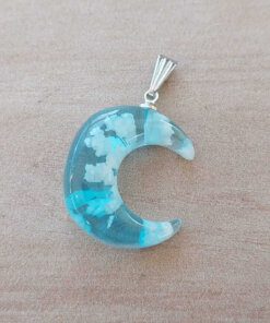 DIJE DE ACERO LUNA ACRÍLICO NUBE CELESTE. BRILLA EN LA OSCURIDAD. MEDIDA 20 X 24  MM