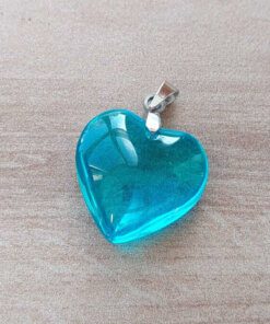 DIJE DE ACERO CORAZÓN DE ACRÍLICO TURQUESA. TAMAÑO 20 MM.