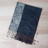 PASHMINA BÚLGARA BICOLOR CON FLORES Y FLECOS, TONO NEGRO Y AZUL OSCURO. 70 X 180 CM.