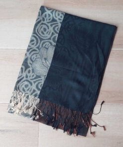 PASHMINA BÚLGARA BICOLOR CON FLORES Y FLECOS, TONO NEGRO Y AZUL OSCURO. 70 X 180 CM.