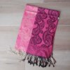 PASHMINA BÚLGARA BICOLOR CON ARABESCOS Y FLECOS, TONO FUCSIA. 70 X 180 CM.