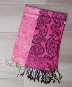 PASHMINA BÚLGARA BICOLOR CON ARABESCOS Y FLECOS, TONO FUCSIA. 70 X 180 CM.