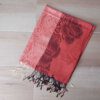 PASHMINA BÚLGARA BICOLOR CON FLORES Y FLECOS, TONO TERRACOTA. 70 X 180 CM.