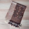 PASHMINA BÚLGARA BICOLOR CON ARABESCOS Y FLECOS, TONO ARENA. 70 X 180 CM.