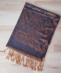 PASHMINA BÚLGARA CON FLORES COLOR NEGRO Y DORADO CON FLECOS. 70 X 180 CM.
