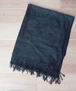 PASHMINA BÚLGARA CON FLORES Y FLECOS . COLOR NEGRA. 70 X 180 CM.