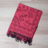 PASHMINA BÚLGARA CON FLORES Y FLECOS . COLOR ROJO. 70 X 180 CM.