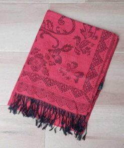 PASHMINA BÚLGARA CON FLORES Y FLECOS . COLOR ROJO. 70 X 180 CM.