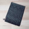PASHMINA ZIG ZAG CON FLECOS . COLOR VERDE OSCURO. 70 X 180 CM.