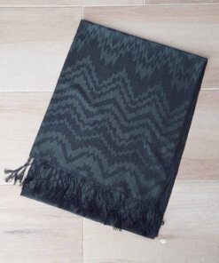 PASHMINA ZIG ZAG CON FLECOS . COLOR VERDE OSCURO. 70 X 180 CM.