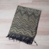 PASHMINA ZIG ZAG CON FLECOS . COLOR VERDE OLIVA. 70 X 180 CM.