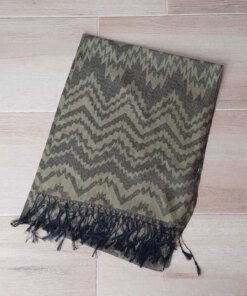 PASHMINA ZIG ZAG CON FLECOS . COLOR VERDE OLIVA. 70 X 180 CM.