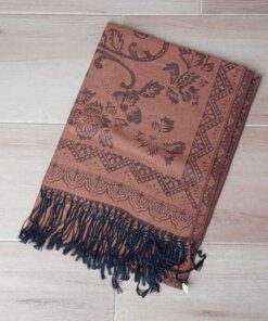 PASHMINA BÚLGARA CON FLORES Y FLECOS . COLOR MARRÓN CLARO. 70 X 180 CM.