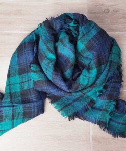 PAÑUELO CUADRADO TEJIDO ESCOCES. MEDIDAS 150 X 150 CM.