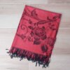 PASHMINA BÚLGARA CON FLORES COLOR ROJO Y NEGRO CON FLECOS. 70 X 180 CM.