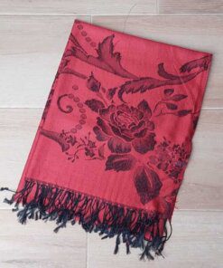 PASHMINA BÚLGARA CON FLORES COLOR ROJO Y NEGRO CON FLECOS. 70 X 180 CM.