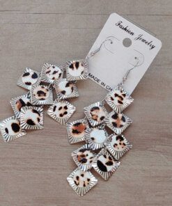 ARO COLGANTE CASCADA BIJOUTERIE PLATEADO CON ROMBOS Y APLIQUE ANIMAL PRINT. LARGO 90 MM