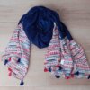 PASHMINA LINEA PREMIUM TRAMADA CON BORLAS, CENTRO LISO Y GUARDAS FINALES ESTAMPADAS, COLOR BASE AZUL. 90 X 190 CM.