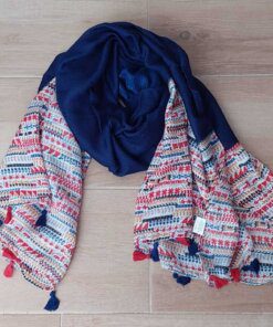 PASHMINA LINEA PREMIUM TRAMADA CON BORLAS, CENTRO LISO Y GUARDAS FINALES ESTAMPADAS, COLOR BASE AZUL. 90 X 190 CM.