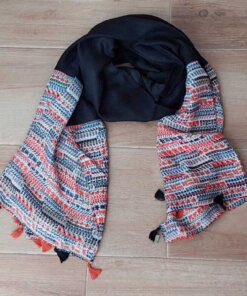 PASHMINA LINEA PREMIUM TRAMADA CON BORLAS, CENTRO LISO Y GUARDAS FINALES ESTAMPADAS, COLOR BASE NEGRO. 90 X 190 CM.