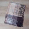 PASHMINA LINEA PREMIUM TRAMADA CON FLECOS Y CUADRANTES EN TONOS NEGRO, MARRÓN Y GRIS. 70 X 180 CM.