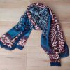 PASHMINA LINEA PESADA DESFLECADA CON ZIG ZAG DESDIBUJADO ESTAMPADO, COLOR BASE AZUL. 90 X 190 CM.