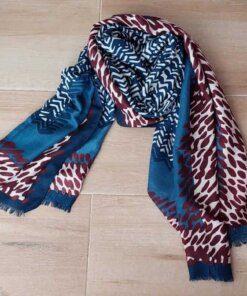 PASHMINA LINEA PESADA DESFLECADA CON ZIG ZAG DESDIBUJADO ESTAMPADO, COLOR BASE AZUL. 90 X 190 CM.