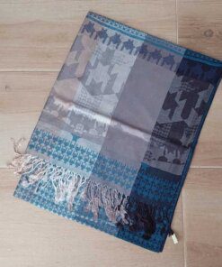 PASHMINA LINEA PREMIUM TRAMADA CON FLECOS Y CUADRANTES EN TONOS AZUL, GRIS Y BEIGE. 70 X 180 CM.