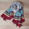 PASHMINA LINEA PREMIUM TRAMADA CON BORLAS, CENTRO DAMERO BLANCO Y GRIS CON GUARDAS FINALES ESTAMPADAS, COLOR BASE BORDO. 90 X 190 CM.