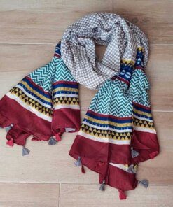 PASHMINA LINEA PREMIUM TRAMADA CON BORLAS, CENTRO DAMERO BLANCO Y GRIS CON GUARDAS FINALES ESTAMPADAS, COLOR BASE BORDO. 90 X 190 CM.