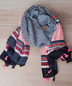 PASHMINA LINEA PREMIUM TRAMADA CON BORLAS, CENTRO DAMERO BLANCO Y NEGRO Y GUARDAS FINALES ESTAMPADAS, COLOR BASE NEGRO. 90 X 190 CM.