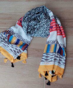 PASHMINA LINEA PREMIUM TRAMADA CON BORLAS, BASE NEGRA CON TRAMA Y GUARDAS FINALES. 90 X 190 CM.