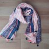 PASHMINA LINEA PREMIUM TRAMADA CON BORLAS, BASE ROSA CON TRAMA DE ROMBOS Y GUARDAS FINALES. 90 X 190 CM.