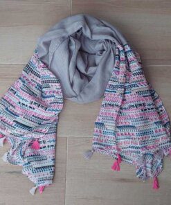 PASHMINA LINEA PREMIUM TRAMADA CON BORLAS, CENTRO LISO Y GUARDAS FINALES ESTAMPADAS, COLOR BASE GRIS. 90 X 190 CM.