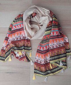 PASHMINA LINEA PREMIUM TRAMADA CON BORLAS, CENTRO BEIGE LISO CON GUARDAS FINALES GEOMÉTRICAS. 90 X 190 CM.