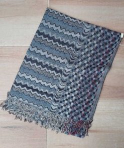 PASHMINA TRAMADA FORMAS ZIG ZAG TONALIDADES NEGRO. 70 X 180 CM.