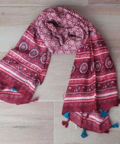 PASHMINA LINEA PREMIUM TRAMADA CON BORLAS, BASE BORDO CON FLORES Y GUARDAS FINALES. 90 X 190 CM.