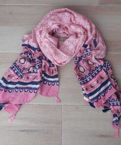 PASHMINA LINEA PREMIUM TRAMADA CON BORLAS, BASE ROSA CON FLORES Y GUARDAS FINALES. 90 X 190 CM.