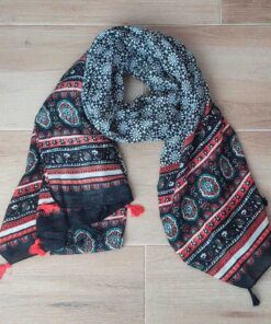 PASHMINA LINEA PREMIUM TRAMADA CON BORLAS, BASE NEGRA CON FLORES Y GUARDAS FINALES. 90 X 190 CM.