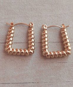 ARO DE ACERO DORADO ARGOLLA HUECA CON FORMA DE TRAPECIO RETORCIDO. TAMAÑO 20 X 18 MM