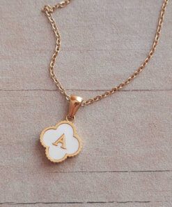 DIJE DE ACERO DORADO VAN CLEEF DE 13 MM CON INICIAL A Y CADENA ESPEJITO DE 45 CM