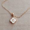 DIJE DE ACERO DORADO VAN CLEEF DE 13 MM CON INICIAL C Y CADENA ESPEJITO DE 45 CM