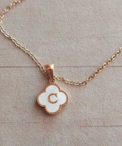 DIJE DE ACERO DORADO VAN CLEEF DE 13 MM CON INICIAL C Y CADENA ESPEJITO DE 45 CM